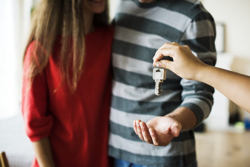 landlord handing over keys to tenant